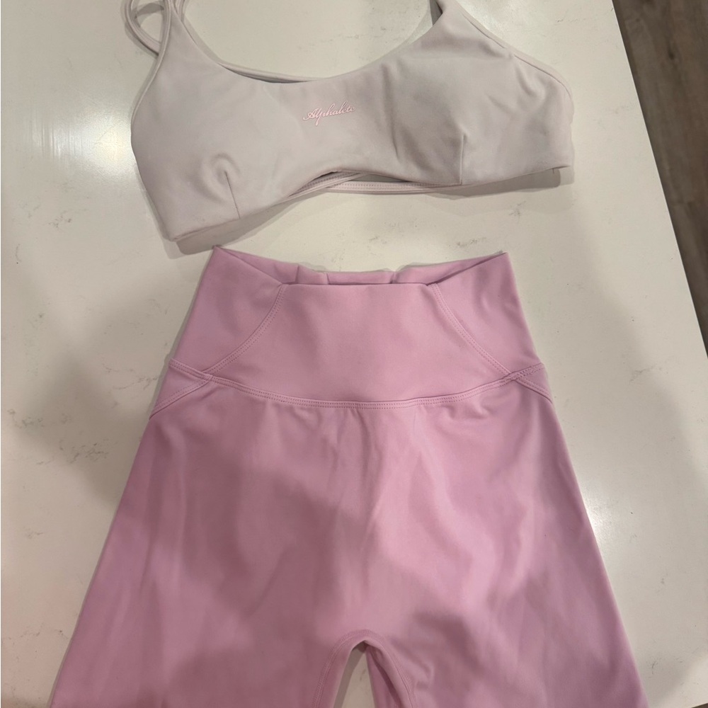 Alphalete Aura strappy bra and Aura Shorts 5 in Poise both xs